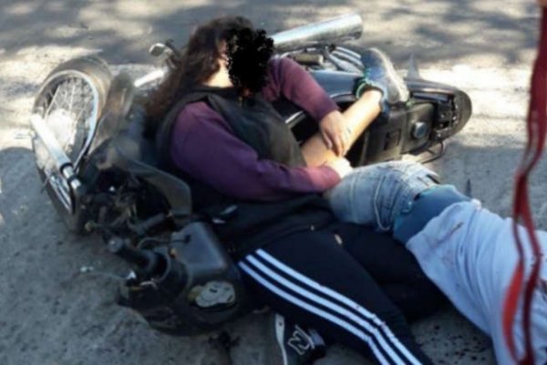 Otro choque en moto, salvó su vida el casco
