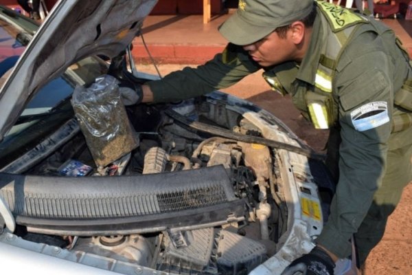Corrientes: Detienen a una pareja que ocultaba marihuana en su auto