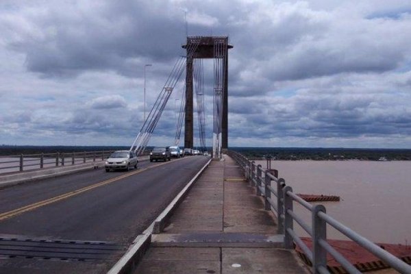 La Policía evitó que un hombre se tire desde el puente Chaco-Corrientes