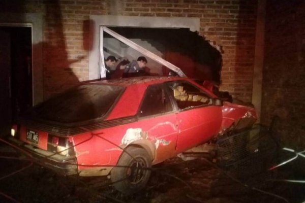 Sufrió un desperfecto mecánico y terminó dentro de una vivienda