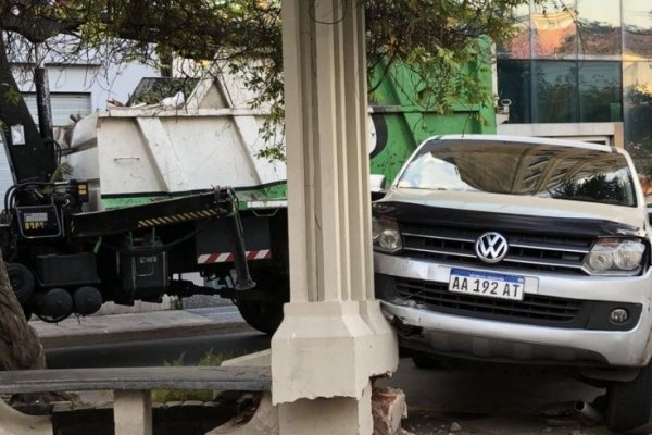 Camioneta se incrustó en una de las pérgolas de la Plazoleta Italia
