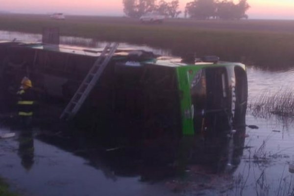 Tres muertos al volcar un micro en la Ruta 2