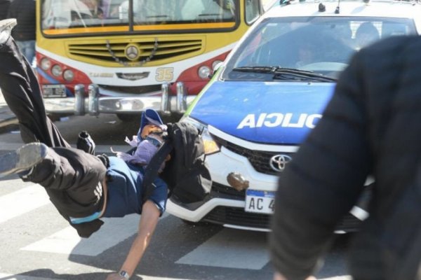 Represión y locura en La Plata: un patrullero atropelló a un manifestante