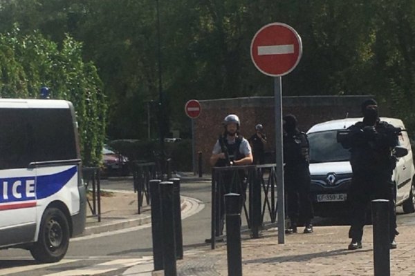 París: al menos dos muertos y un herido por un ataque con cuchillo al grito de Alá es grande