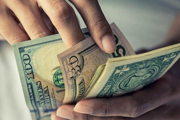 Tras un nuevo máximo histórico, el dólar vuelve a subir y en algunos bancos supera los $32