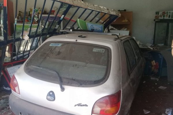 Esquivó a una moto y terminó adentro de un local comercial en el barrio Juan de Vera