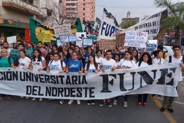 Contundente marcha universitaria en la ciudad de Resistencia
