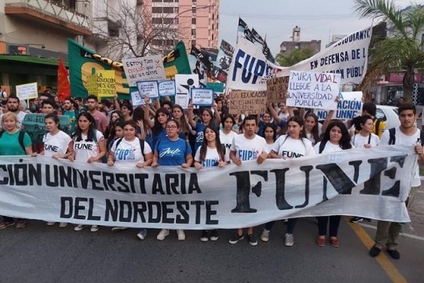 Contundente marcha universitaria en la ciudad de Resistencia