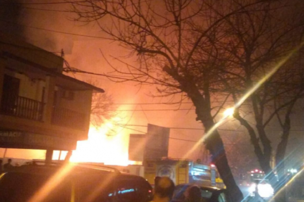 Incendio de gran magnitud en una obra de construcción en pleno centro correntino
