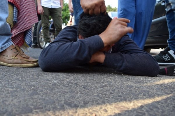 Vecinos demoraron a un motochorro que arrebató una cartera