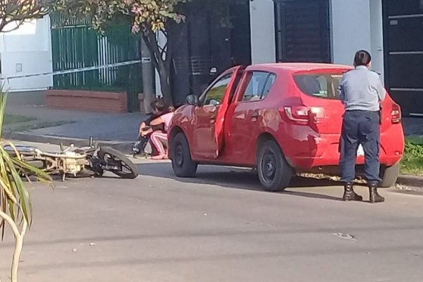 Abrió de golpe la puerta de su auto y una moto le chocó: Una mujer falleció
