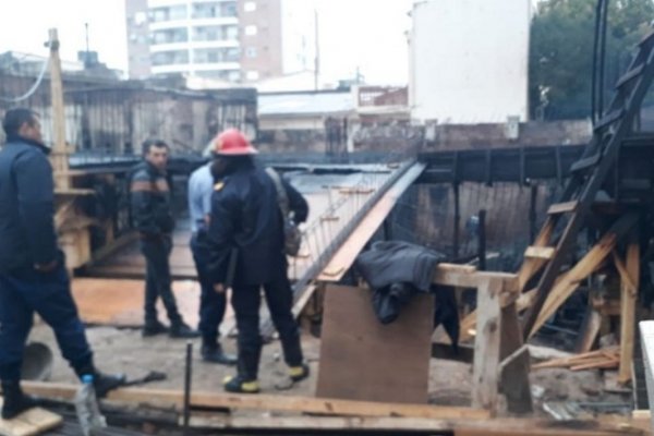 Bomberos realizan pericias en la obra de construcción incendiada