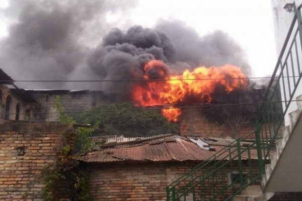 Tremendo incendio consumió una repuestera de motos en San Luis del Palmar