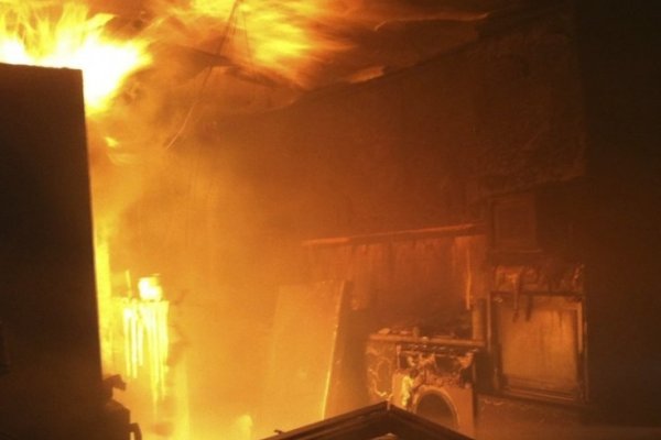 Prendió velas a sus santos y originó un gran incendio en su vivienda: Una mujer quedó internada