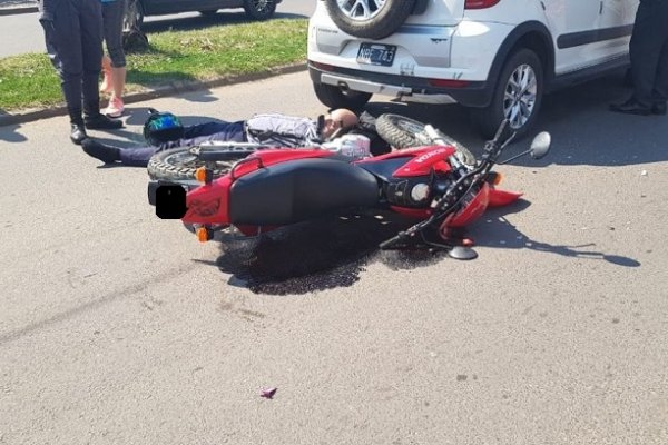 Esquivó a un caballo y terminó chocando a un policía en moto y a un auto estacionado