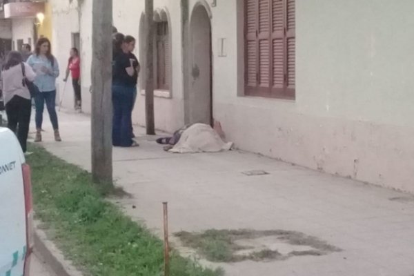 Encontraron muerto de varias puñaladas a un tarotista en la puerta de un inquilinato