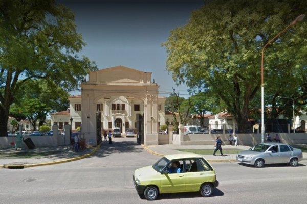 Joven de 23 años internado grave al recibir una puñalada de su hermano