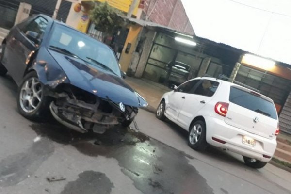 Conductor chocó a un auto y se dio a la fuga corriendo junto con sus acompañantes