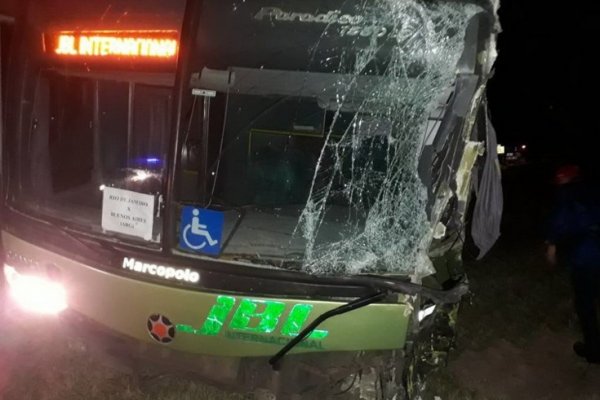 Tremendo choque entre un camión y un colectivo en Alvear