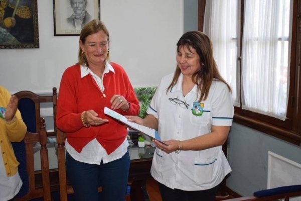 La Intendente de Mercedes entregó subsidio a Escuela Nº 589