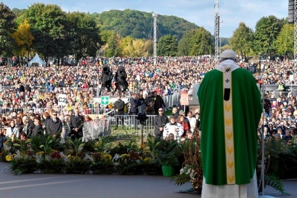 Ante cien mil fieles, el papa Francisco ofició una misa y recordó los horrores de la ocupación nazi y soviética