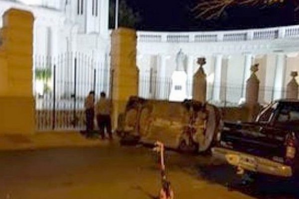 Conductor borracho chocó a vehículos estacionados y volcó