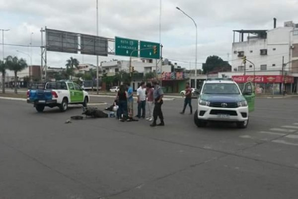 Un auto cruzó el semáforo en rojo y atropelló a dos mujeres que se trasladaban en moto