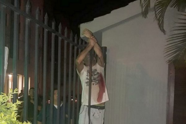 Pleno microcentro: Quiso robar en una casa y el antebrazo quedó enganchado en la reja
