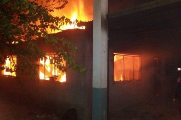 Un adolescente de 14 años habría participado del incendio de la escuela en Moreno