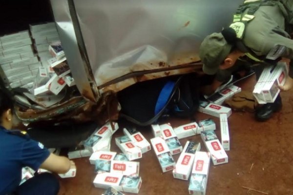 Un auto volcó con 300 cartones de cigarrillos ilegales cerca de Virasoro