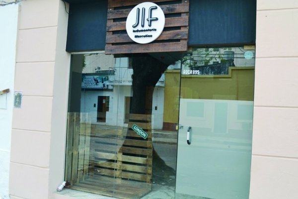 Ladrones ingresaron por el techo y desvalijaron una tienda de ropas