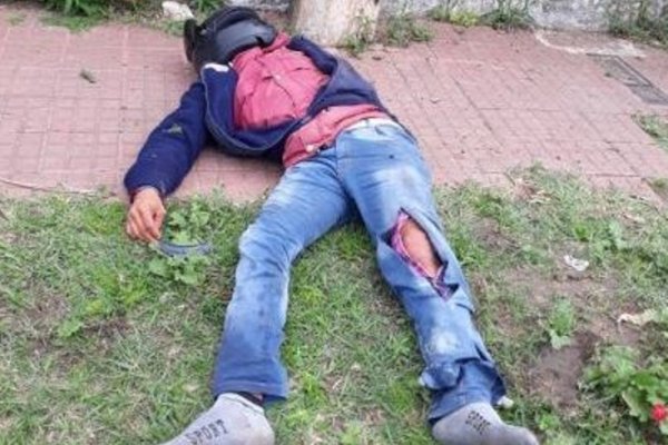 Motochorro terminó gravemente herido tras robar la cartera de una mujer y huir en contramano