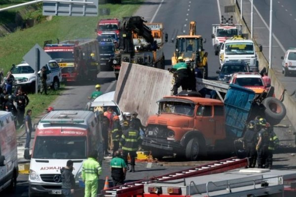Volcó un camión y aplastó un auto en Rosario: hay personas atrapadas