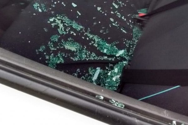 Motochorros rompieron la ventanilla de un taxi e intentaron robar a una pasajera