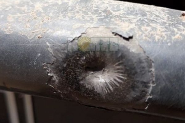 Operarios de la DPEC quisieron cortarle la luz y los corrió a los tiros