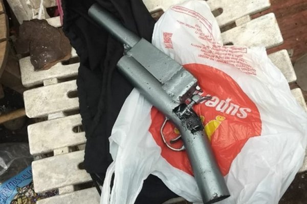 Secuestran un arma de fabricación casera del techo de una casa