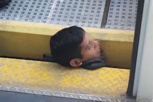 Un chico cayó a las vías del tren y quedó con el cuello atrapado