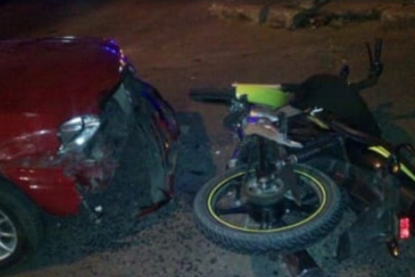 Jóvenes en moto intentaron escapar de la Policía y chocaron a un auto: Dos detenidos
