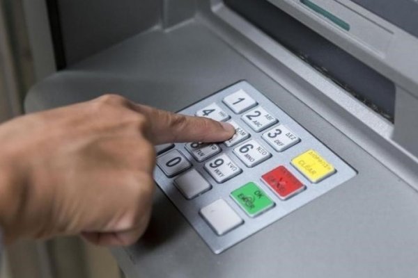 Detuvieron a un hombre con 100 mil pesos y 99 tarjetas de débito
