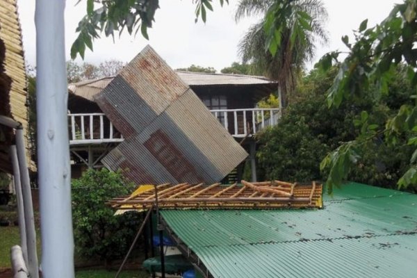 Bella Vista: Intensas precipitaciones y fuertes vientos provocaron destrozos en algunos barrios
