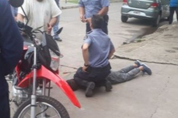 Hombre redujo a golpes a un delincuente que intentó robar en su auto estacionado