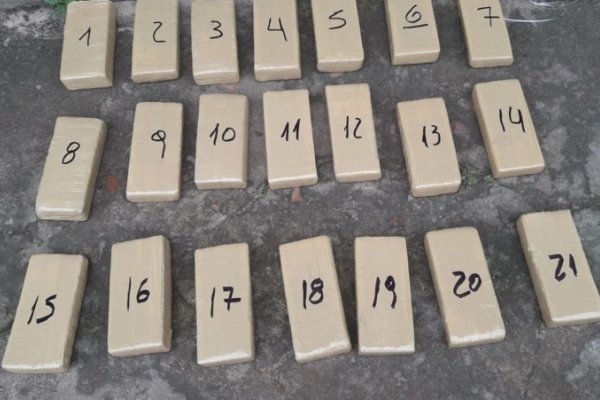 Narcos abandonaron 21 paquetes de marihuana tras ser perseguidos por la Policía
