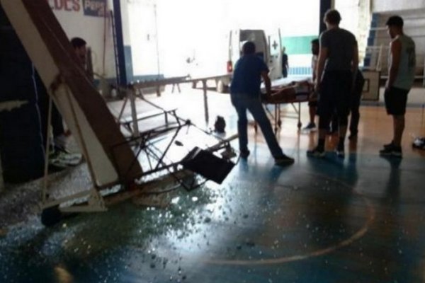 Jugador de Atlético de Mercedes terminó lesionado tras caerle la jirafa de la cancha