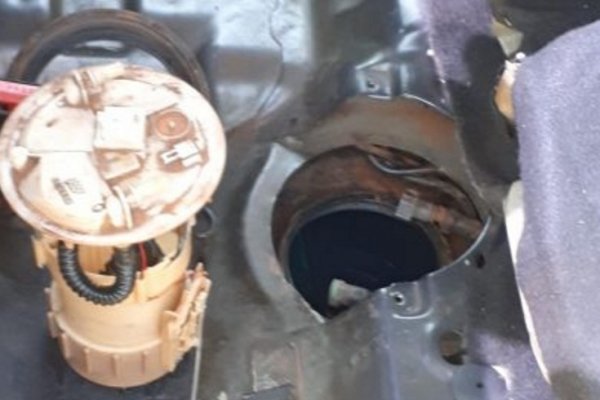 Llevaban más de 27 kilos de droga en el tanque de combustible