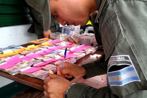 Corrientes: Decomisan 1.600.000 pesos en un rodado y adosados al cuerpo del conductor