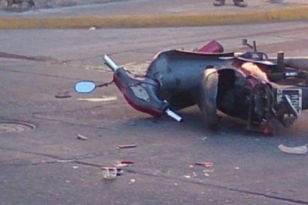 Joven motociclista en grave estado luego de hacer piruetas y estrellarse contra un auto
