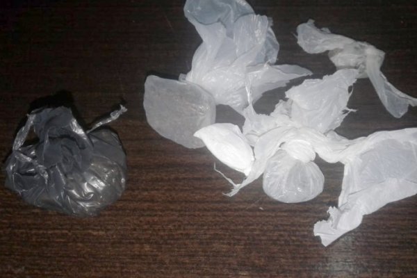 Policías demoraron a dos jóvenes con bochitas de marihuana