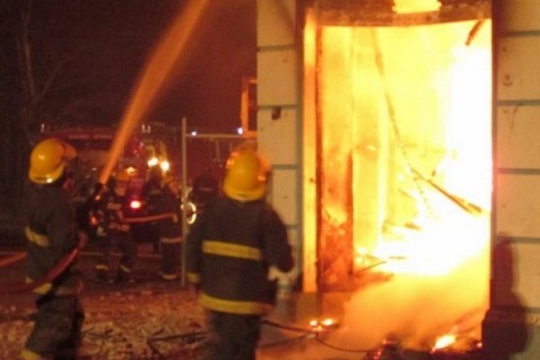 Cortocircuito provocó que un comercio ardiera en llamas