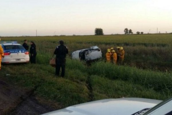 Una familia terminó herida tras vuelco de un auto en San Roque