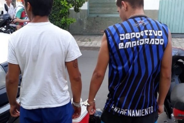Detuvieron a dos jóvenes con marihuana en pleno centro